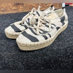 Woman’s DV size 9.5 canvas sneakers